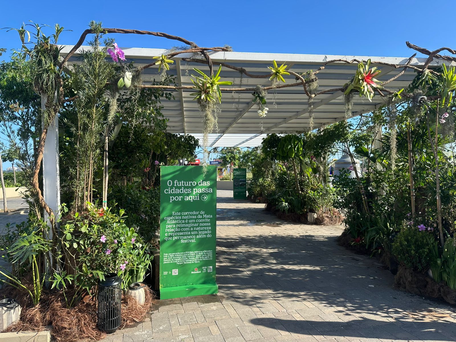 Corredor Verde da Mata Atlântica na Cidade do Rock, com espécies nativas e totem do projeto
